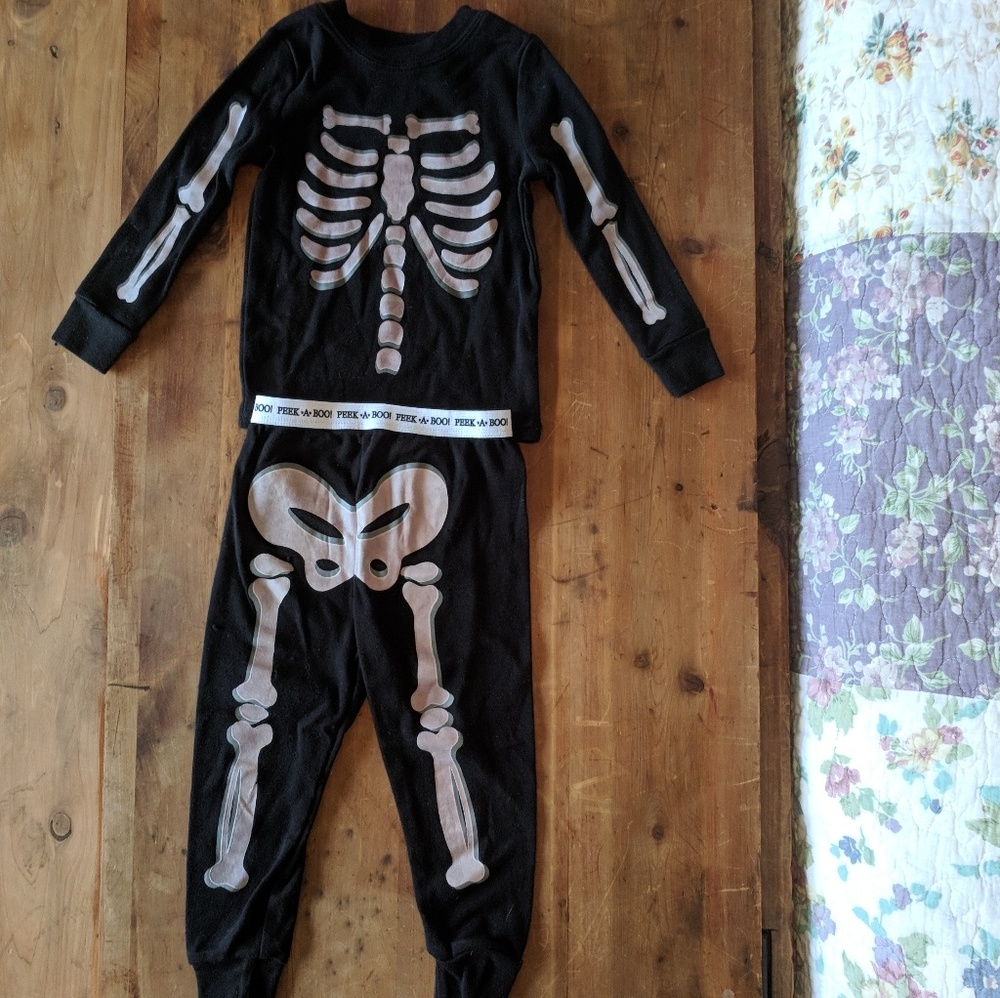 18M Halooween sleepwear, glows in the dark